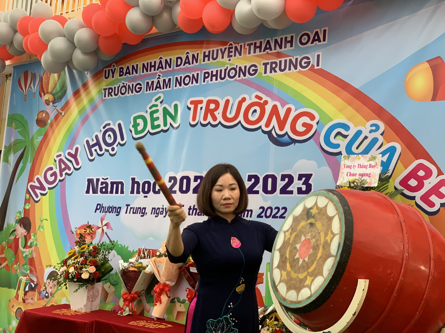 Đ/c Lương Thị Thanh Thu đánh trống khai trường