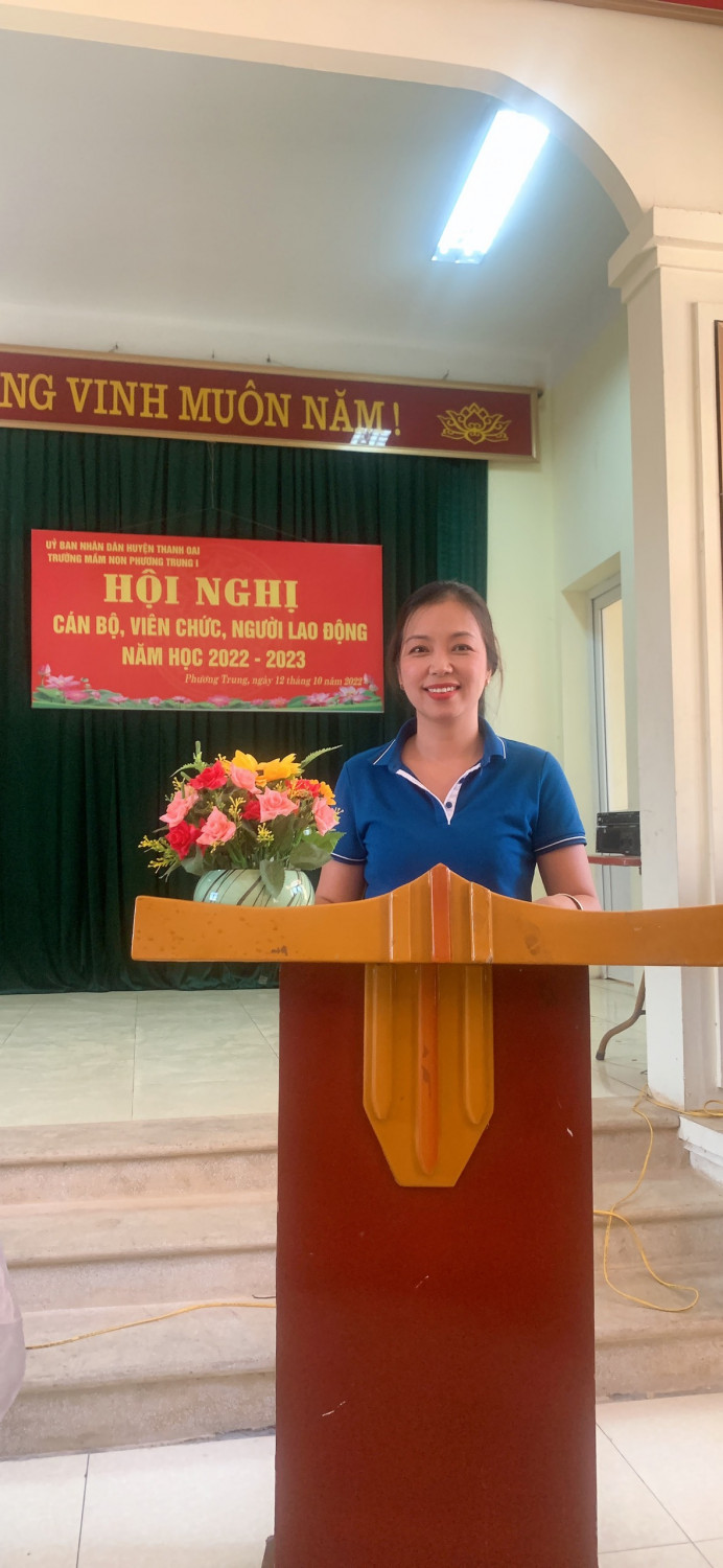 Đ/c Lựu chủ tịch công đoàn phát biểu trước hội nghị