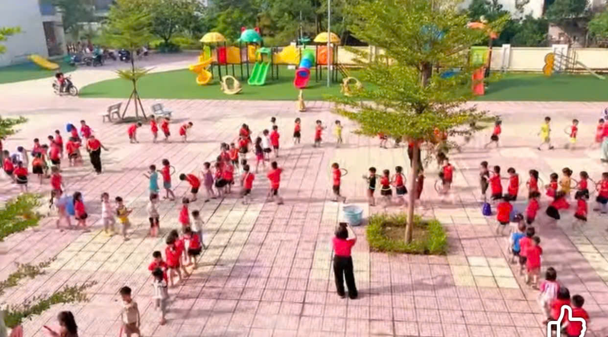 Thể dục sáng hàng ngày của các con