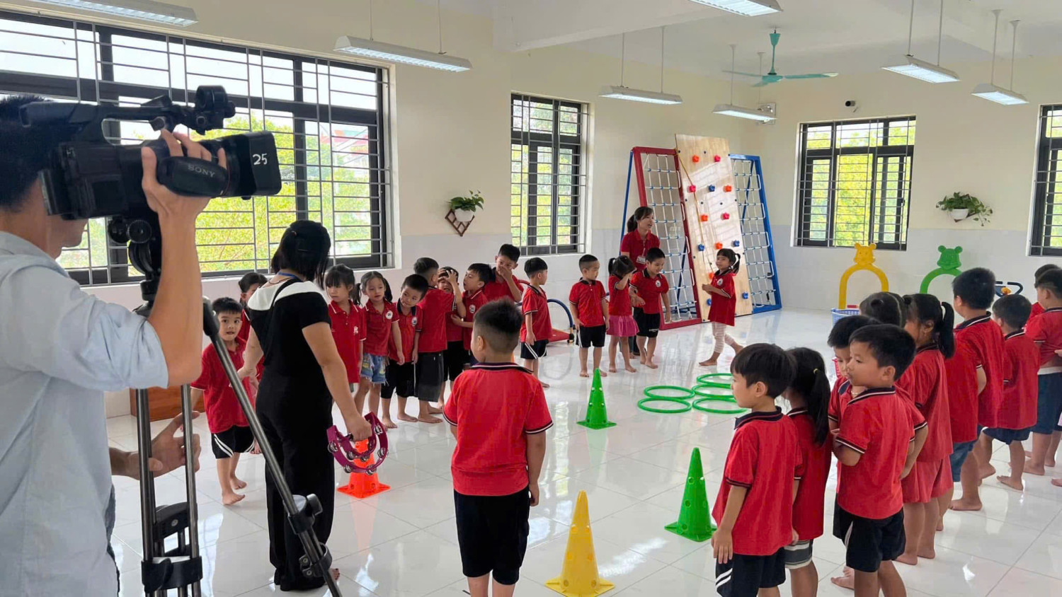 Đài truyền hình Hà Nội làm Phóng sự và tham quan các hoạt động cũng như mô hình giáo dục thể chất của nhà trường