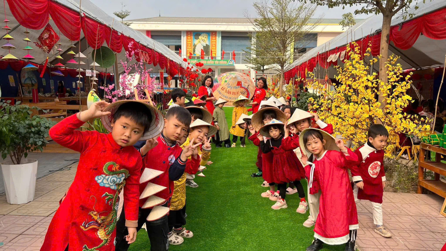 Hội chợ Xuân 2025 của các bé trường MN phương Trung I