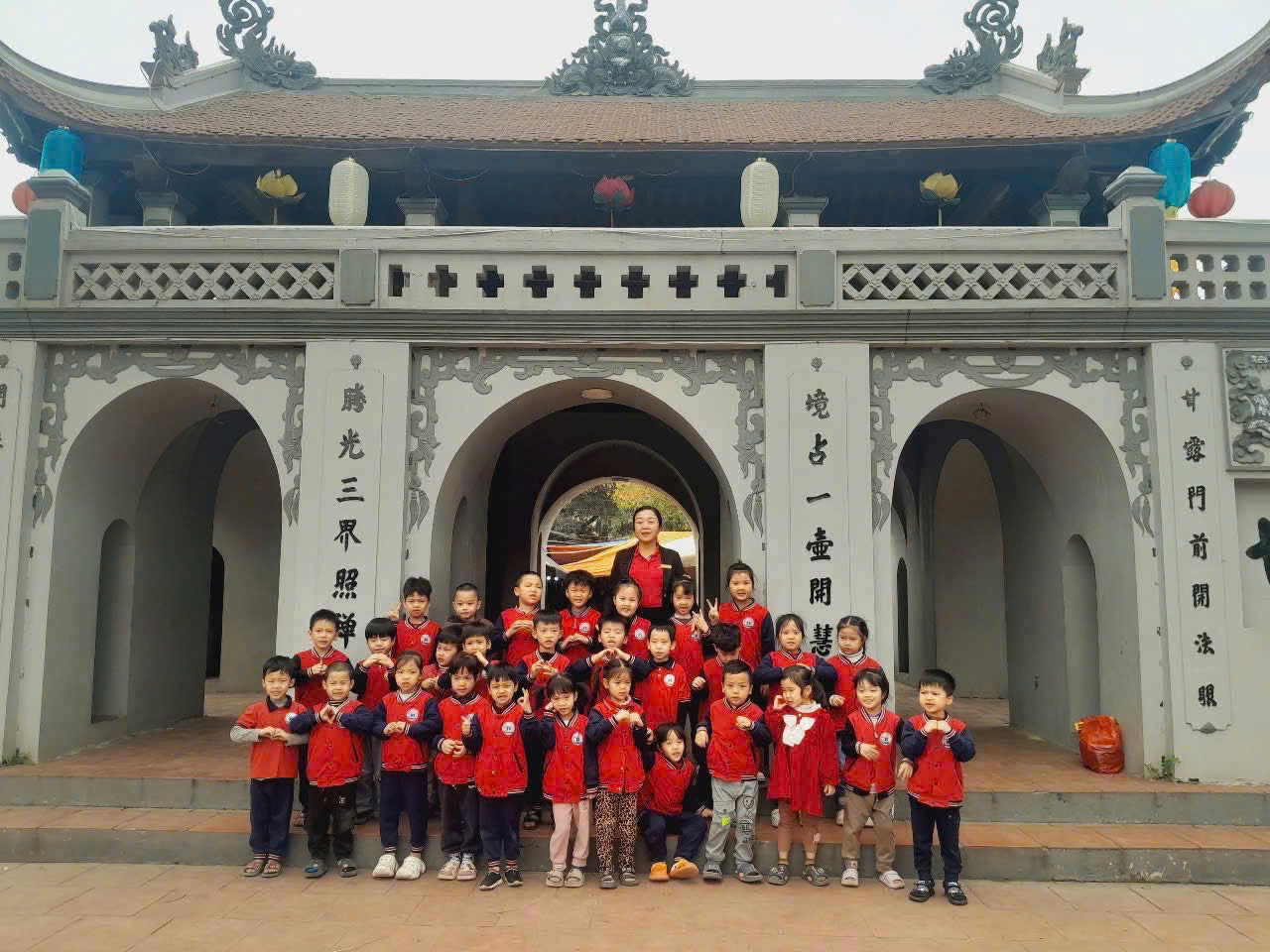 Buổi tham quan dã ngoại của các bạn nhỏ khối 5 tuổi tại Đình - Chùa làng Chuông