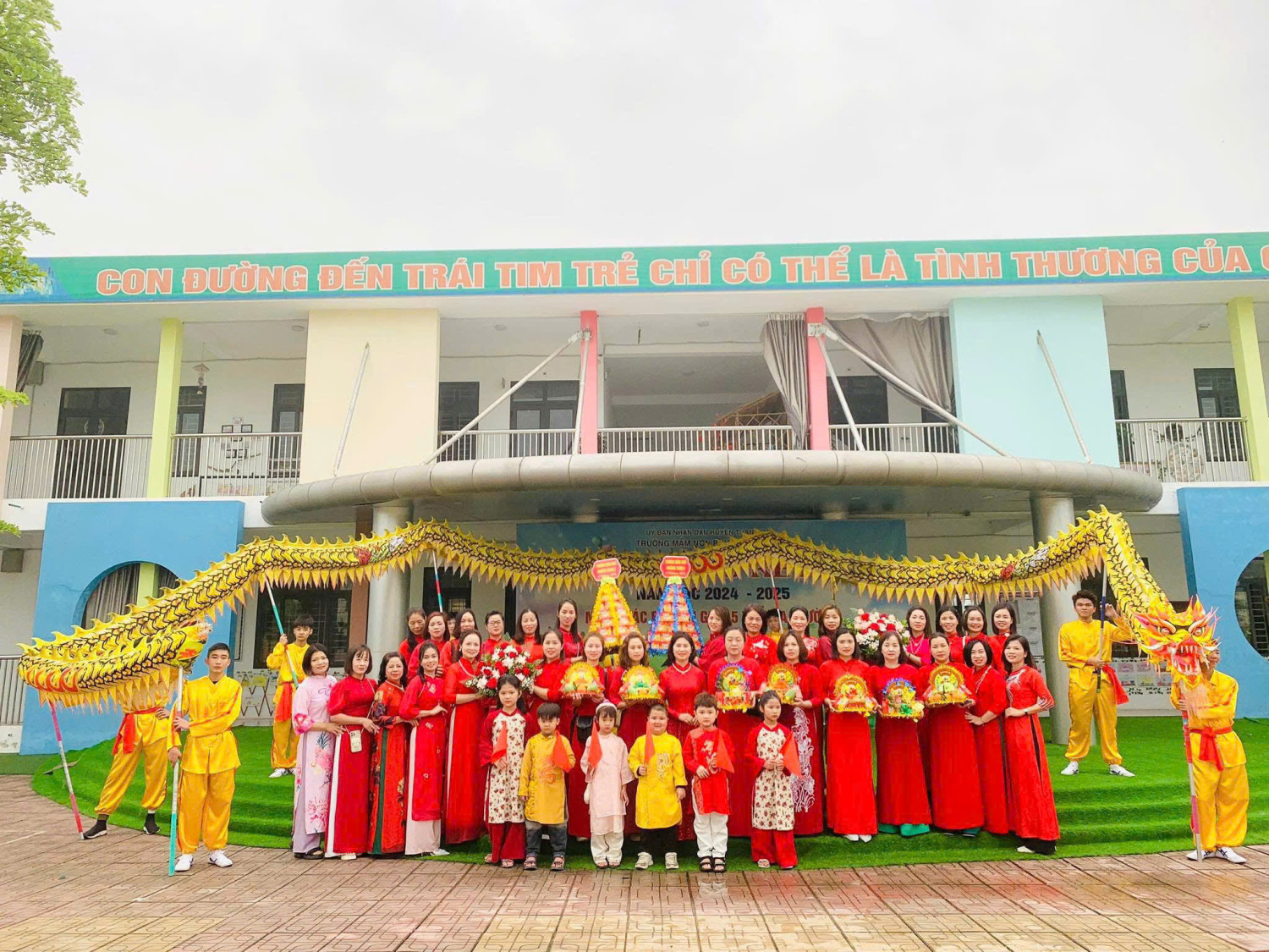 Tập thể CB - GV - NV và các bé trường MN Phương Trung I vui tươi phấn khởi mang lễ dâng Đình - Chùa chuông trong ngày hội làng Chuông 10/3/2025