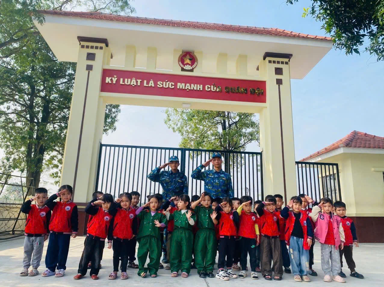 Nhân ngày 22/12 các bé khối 4T-5T đi TQDN tại doanh trại bộ đội