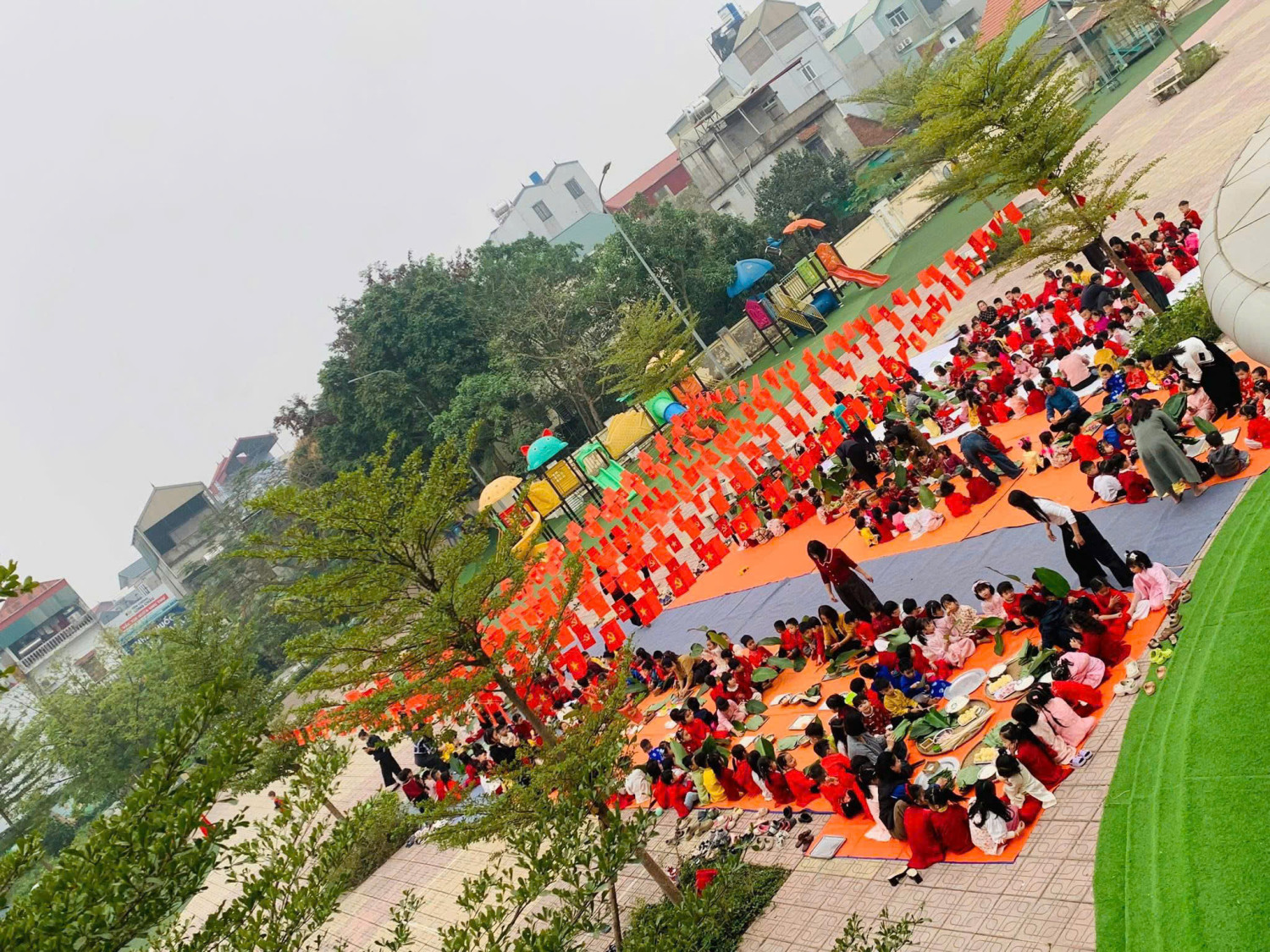 Các bé trường MN Phương Trung I với hoạt động trải nghiệm gói bánh chưng đón tết