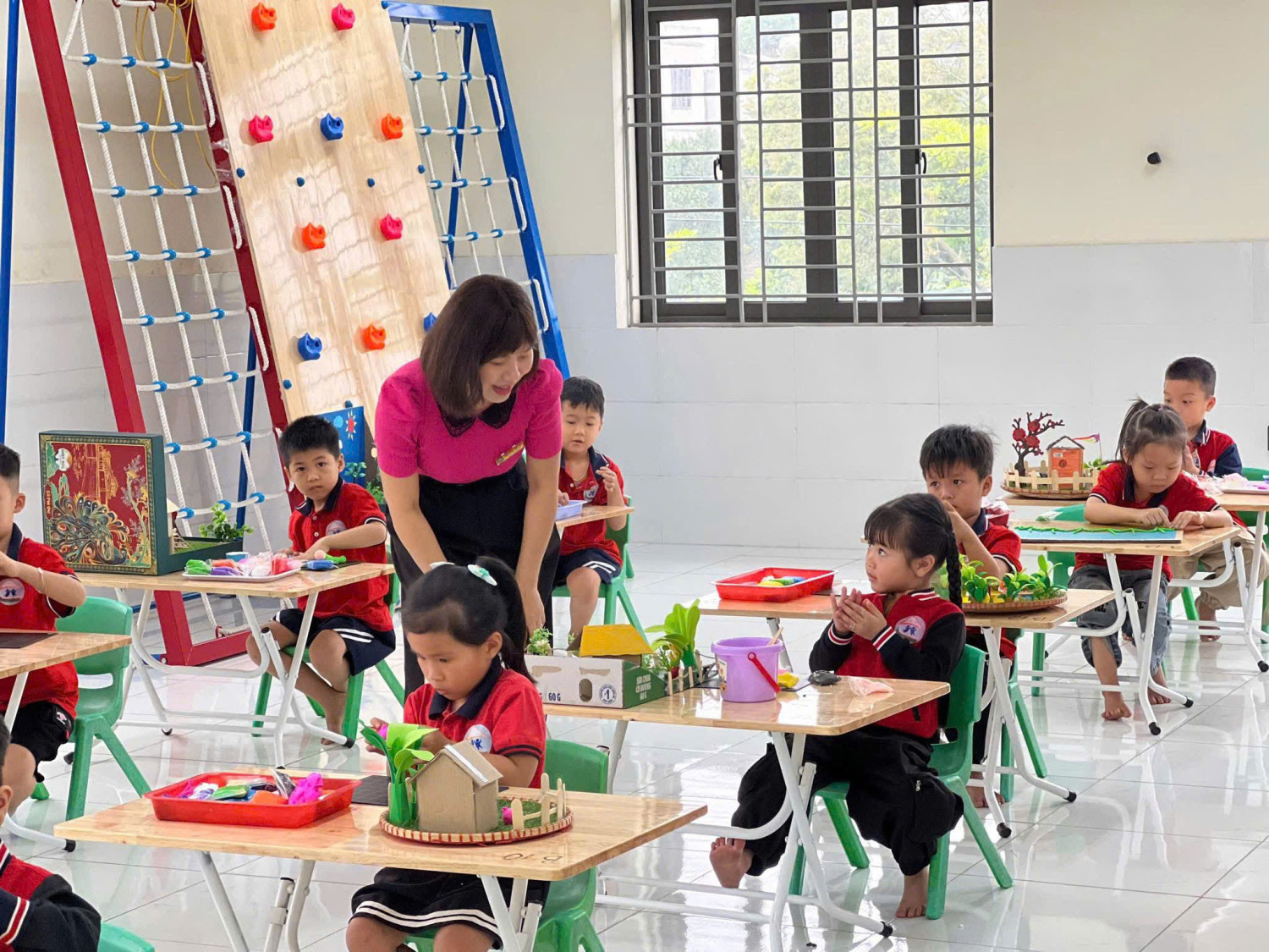 Trường Mầm non Phương Trung I tổ chức hội thi "Bé khéo tay" cho các con thỏa sức sáng tạo và thể hiện đôi bàn tay khéo léo