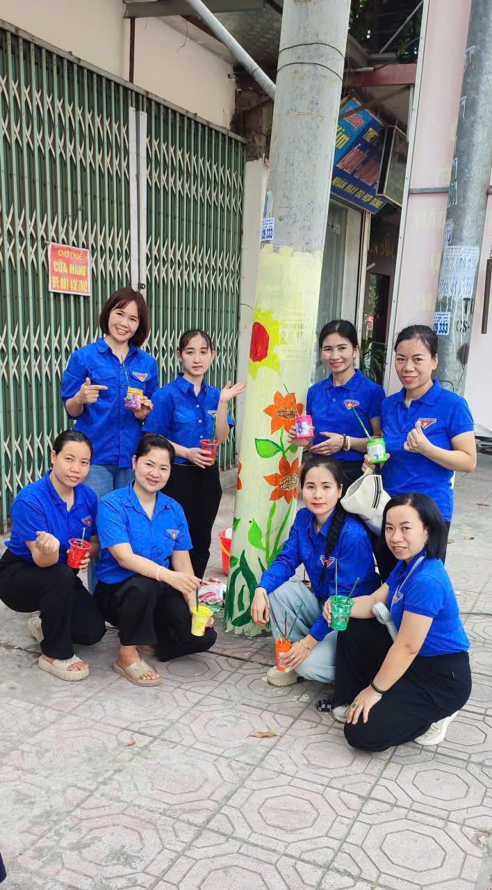 Chi Đoàn Trường MN Phương Trung I chung tay vẽ tranh cột điện - Góp phần thay đổi diện mạo tuyến đường 21B