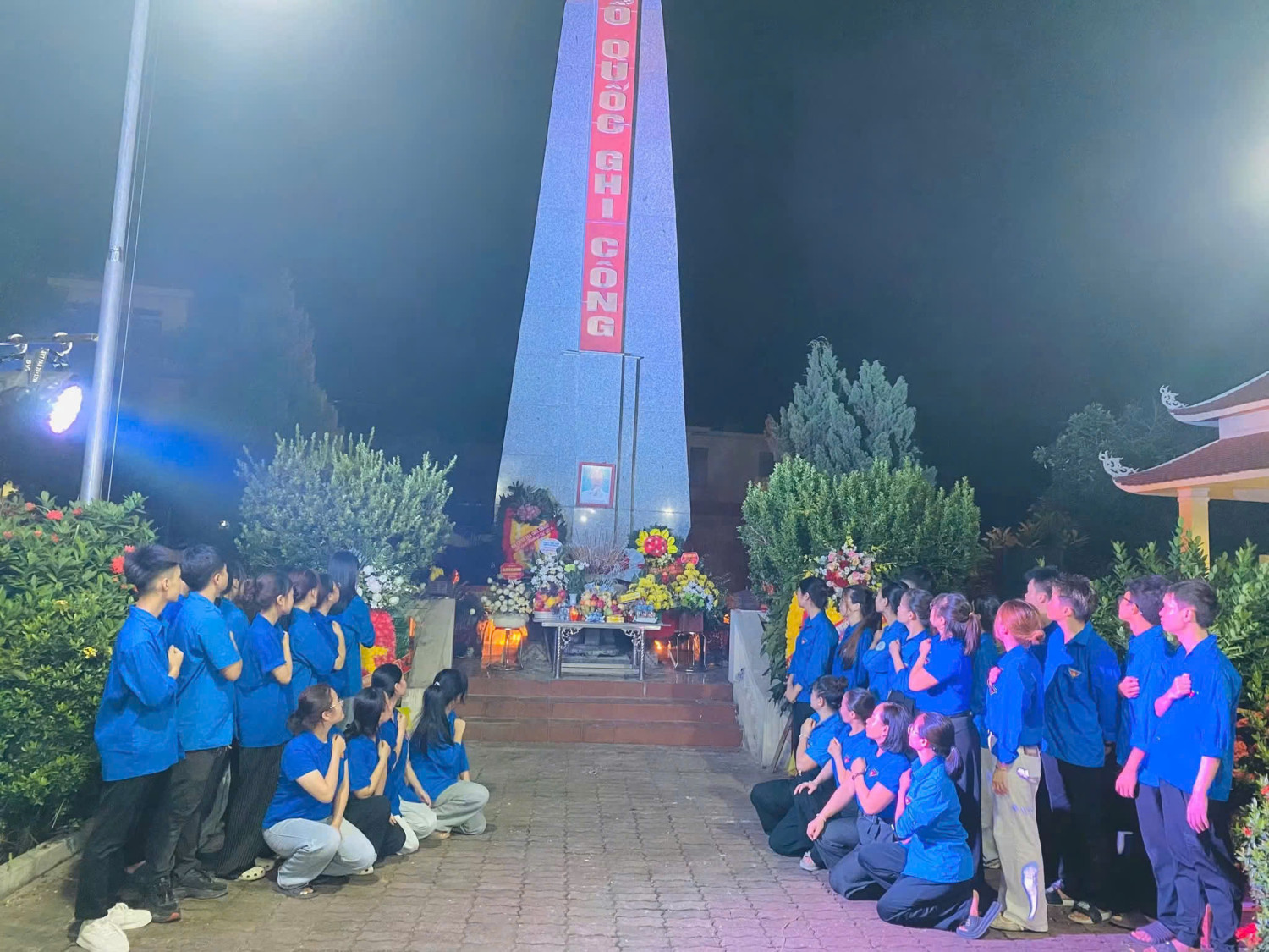 NHÂN KỈ NIỆM NGÀY THƯƠNG BINH LIỆT SĨ (27/7) CÁC ĐOÀN VIÊN THANH NIÊN TRƯỜNG MN PHƯƠNG TRUNG I ĐÃ THÀNH KÍNH THAM DỰ LỄ THẮP NẾN TRI ÂN CÁC ANH HÙNG LIỆT SĨ TẠI NGHĨA TRANG LIỆT SĨ PHƯƠNG TRUNG