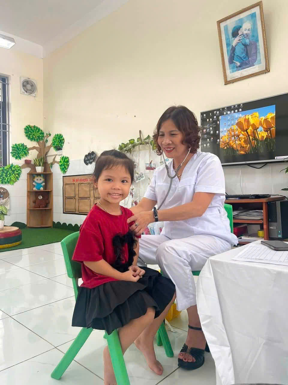 TRƯỜNG MN PHƯƠNG TRUNG PHỐI HỢP VỚI TRẠM Y TẾ XÃ THANH OAI TỔ CHỨC KHÁM SỨC KHỎE CHO TRẺ ĐẦU NĂM HỌC