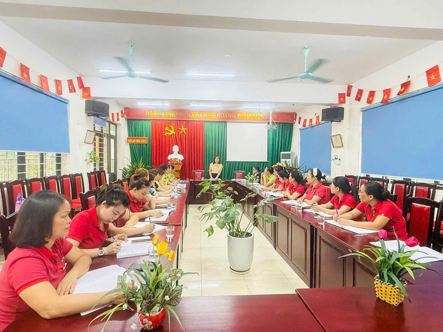 Sinh hoạt chuyên môn tổ nuôi của trường mầm non phương trung