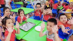Các bé vui tết hàn thực, cùng nhau nặn bánh trôi