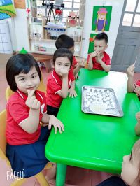 Các bé vui tết hàn thực, cùng nhau nặn bánh trôi