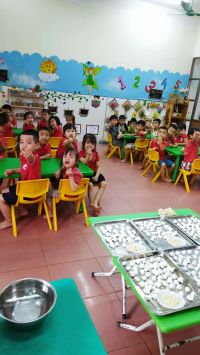 Các bé vui tết hàn thực, cùng nhau nặn bánh trôi