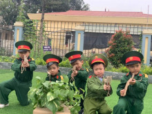 các bé trường MN PT 1 tập làm chú bộ đội