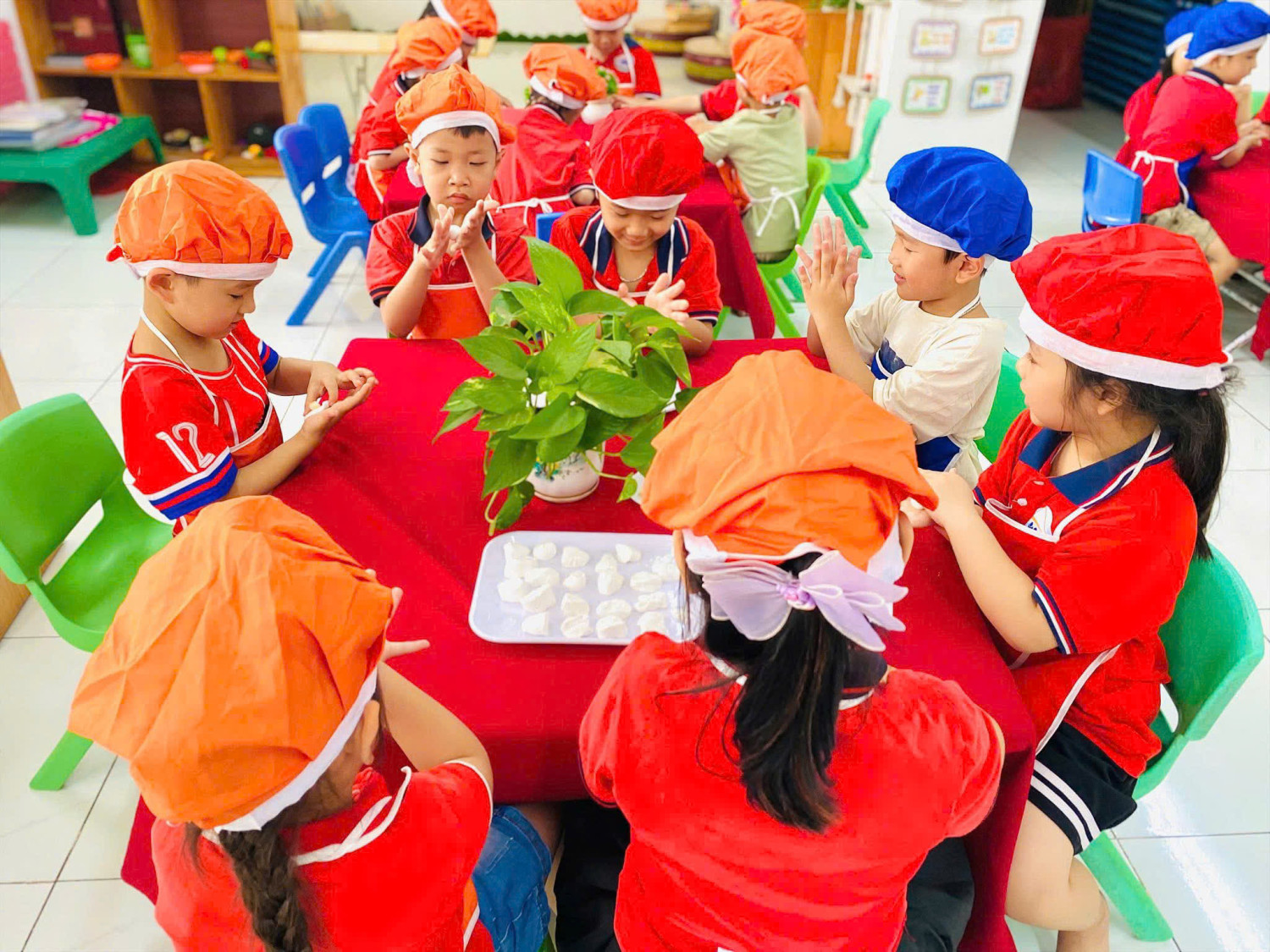 Các bé trường Mầm non Phương Trung I trải nghiệm làm bánh trôi nhân dịp tết Hàn Thực 3/3