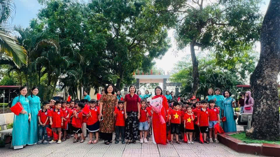Trường MN Phương trung I tổ chức cho các bé khối 5 tuổi đi tham quan trải nghiệm tại trường Tiểu học Phương Trung II